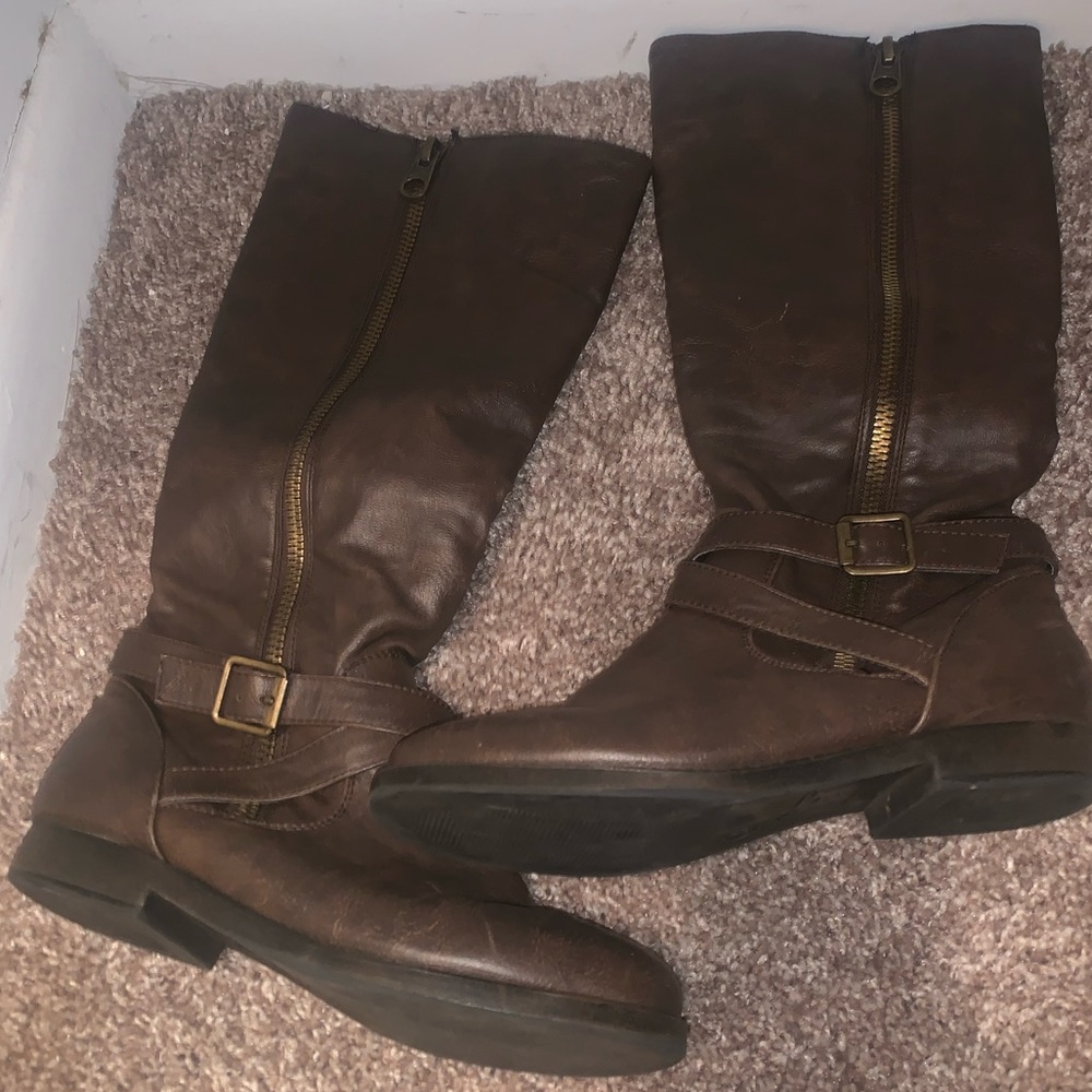 SOLD 💕💕 Below the knee boot